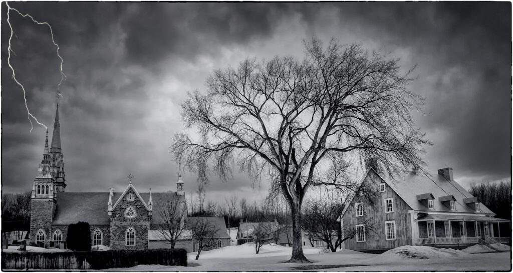 Baum, Kirche, Blitz