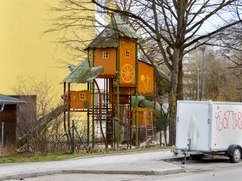 Spielplatz Kafkastraße mit Gespenst