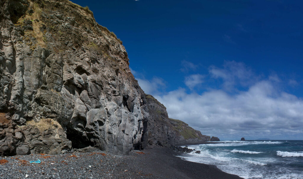 Tristan da Cunha – Klippen-und Strand mit schwarzem Sand nahe den Potato Patches